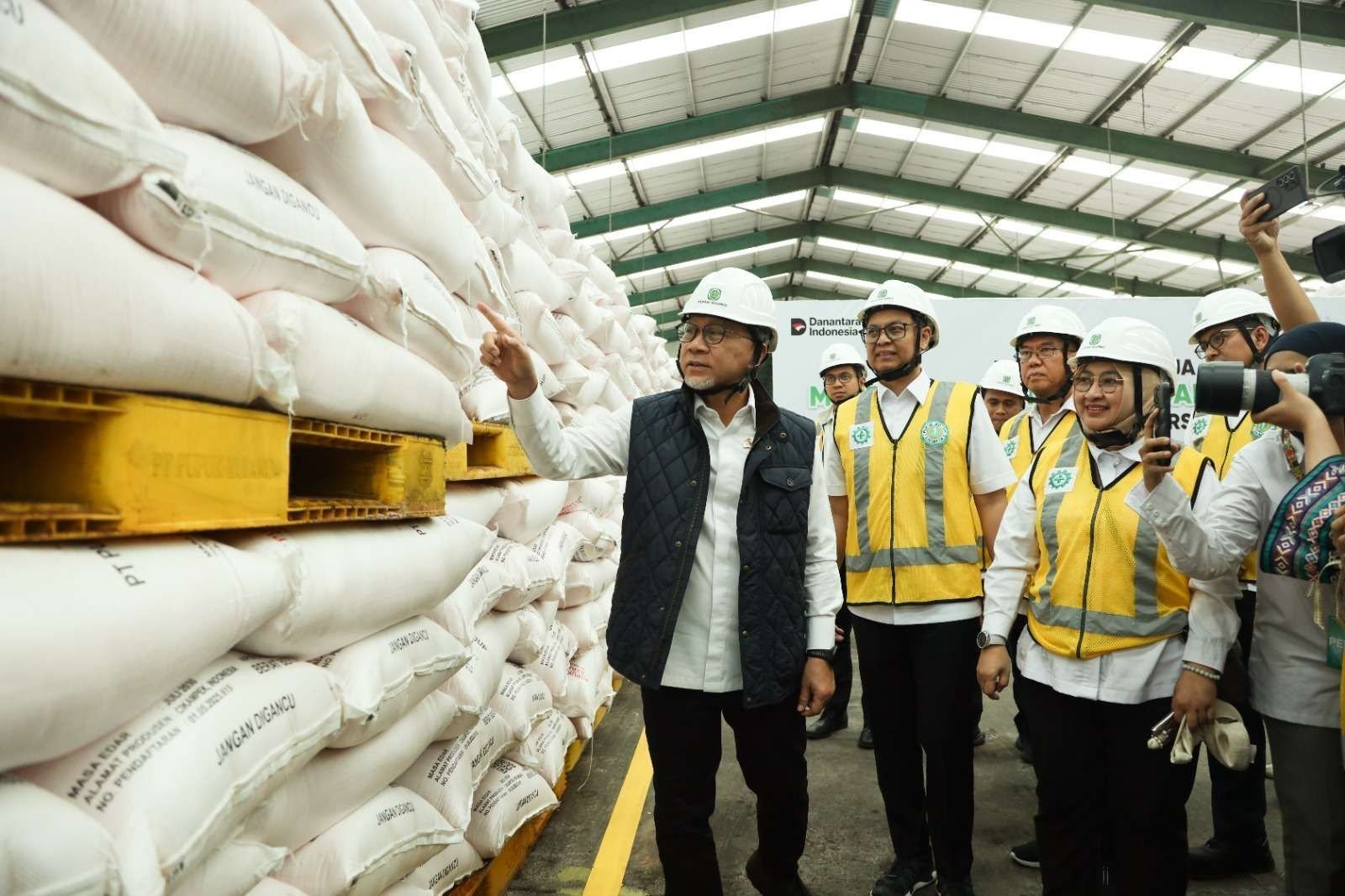 Menko Pangan Zulkifli Apresiasi Revitalisasi Pabrik Pupuk Indonesia, Dorong Efisiensi dan Turunkan Harga Pupuk Petani