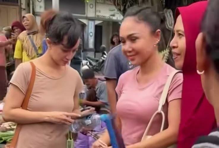 Yuni Shara Nikmati Suasana Pasar Tradisional di Yogyakarta, Penampilan Santainya Jadi Sorotan